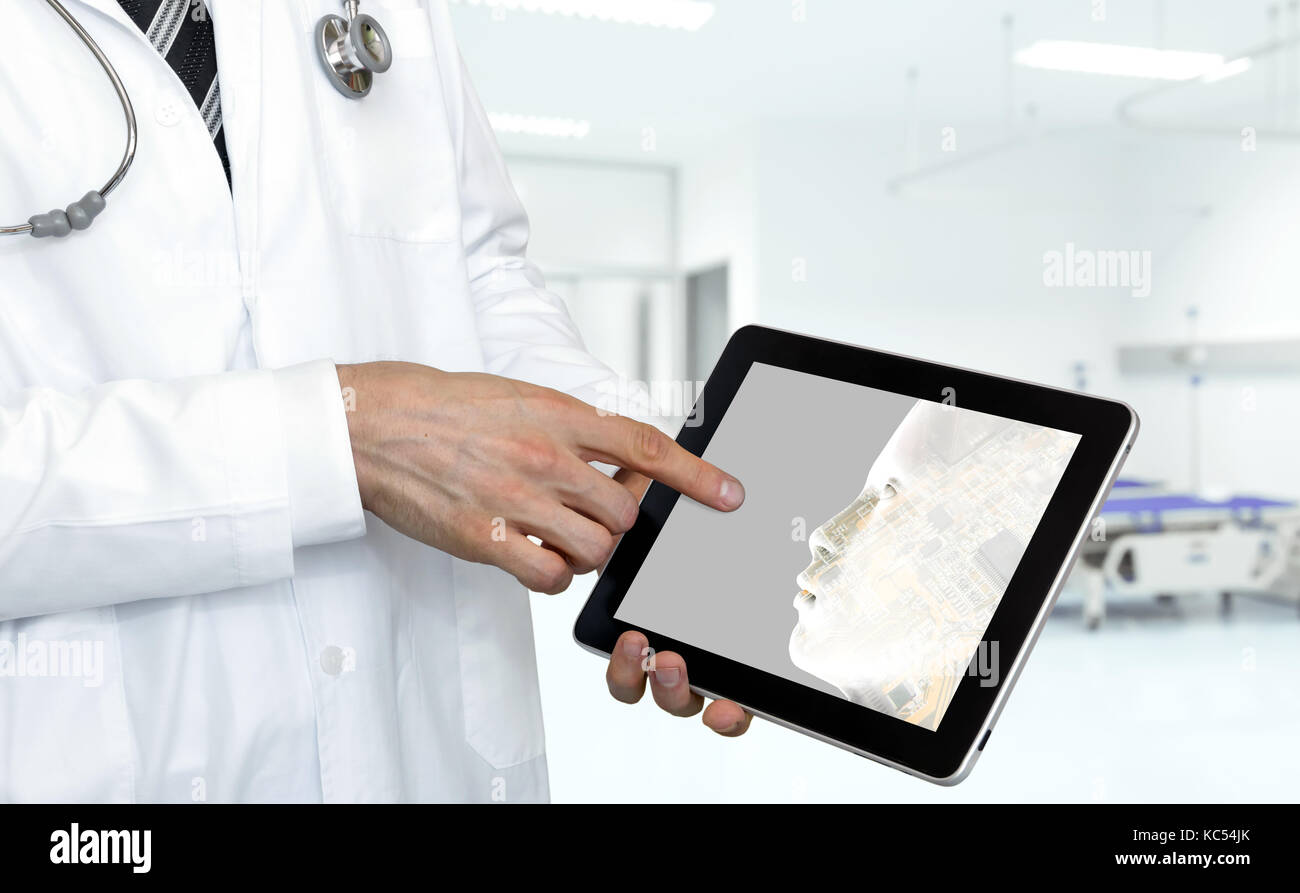 Consulente di robotica tecnologia di servizio nel settore sanitario smart hospital , l'intelligenza artificiale del concetto. Professore Dottore punto dito per tablet con ai scr Foto Stock
