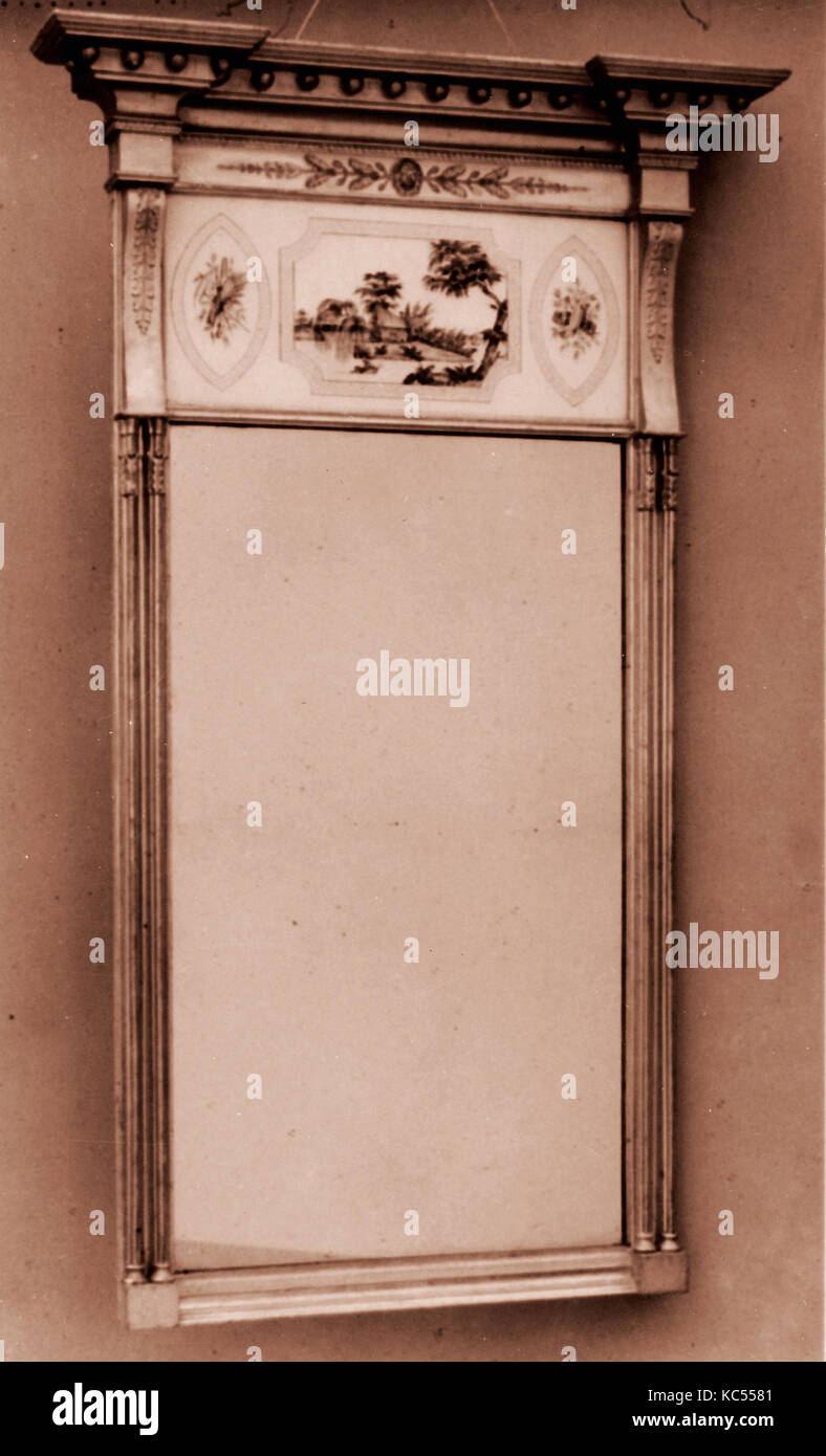 Il Looking Glass, 1795-1810, dorate gesso, legno, eglomise tablet, 66 1/2 x 40 in. (168,9 x 101,6 cm), MOBILI Foto Stock