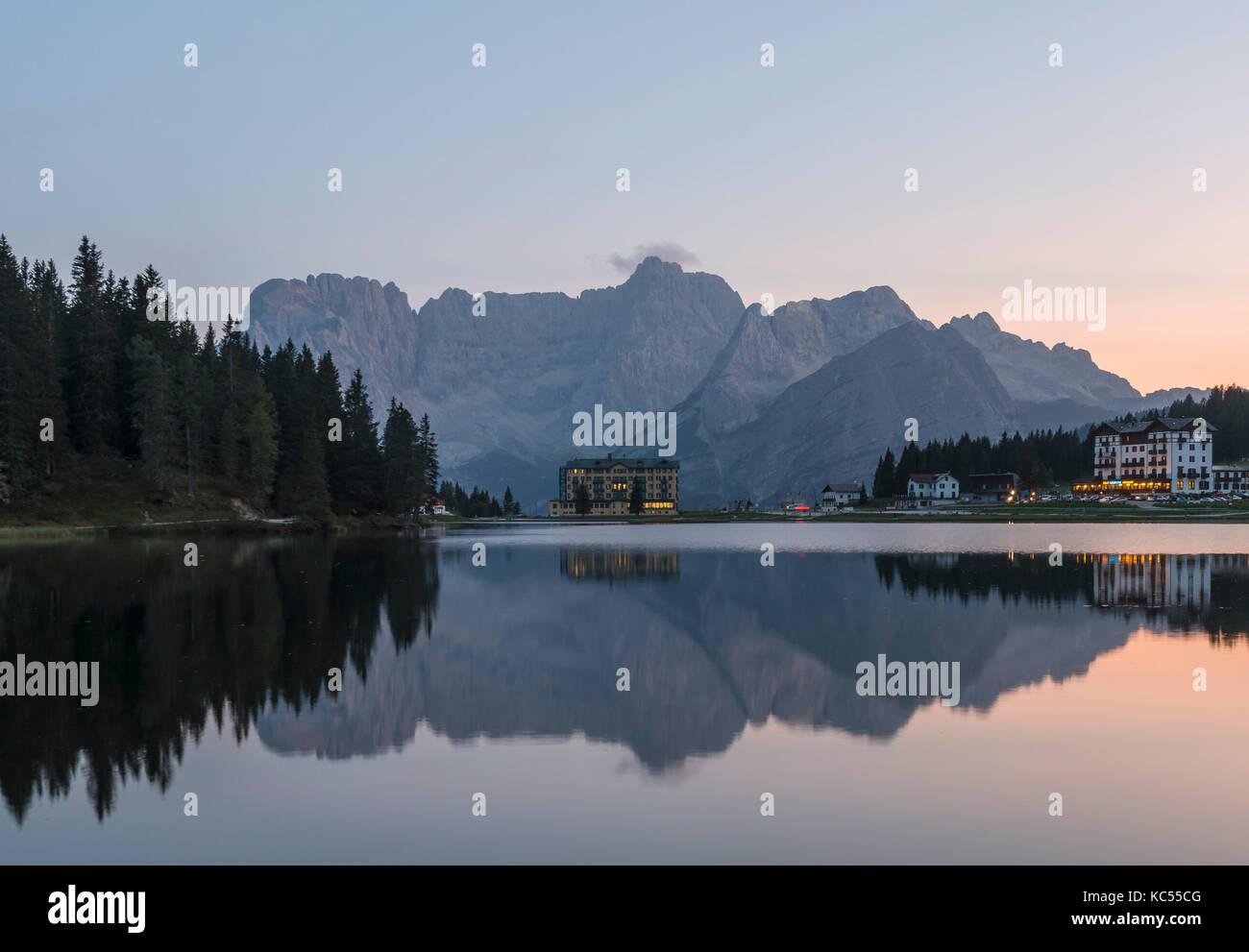 Lago di Misurina al tramonto, dietro la clinica medica istituto pio xii, sorapis gruppo montuoso, Dolomiti, Alto Adige, Bolzano, Italia Foto Stock