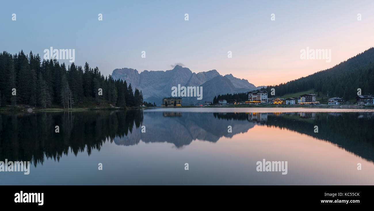 Lago di Misurina al tramonto, dietro la clinica medica istituto pio xii, sorapis gruppo montuoso, Dolomiti, Alto Adige, Bolzano, Italia Foto Stock