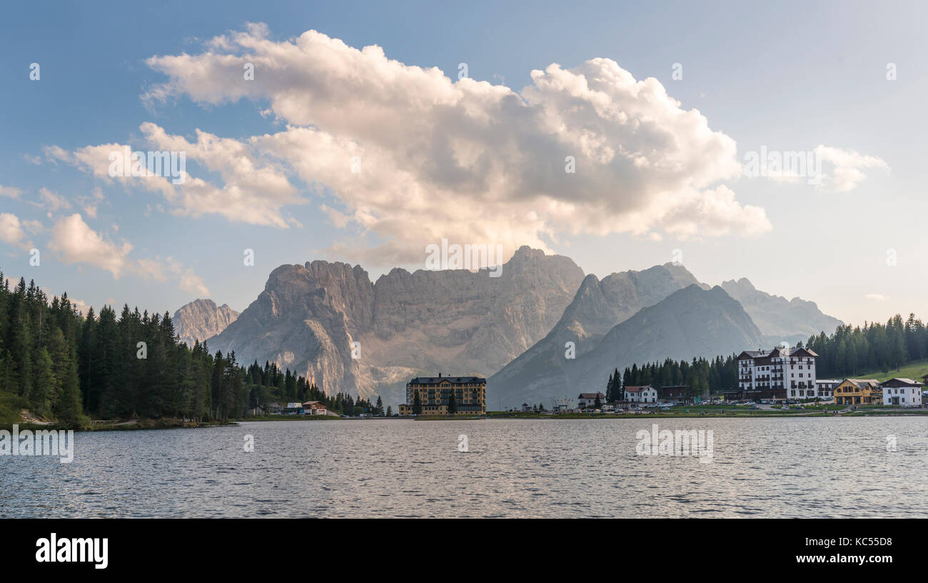 Lago di Misurina al tramonto, dietro la clinica medica istituto pio xii, sorapis gruppo montuoso, Dolomiti, Alto Adige, Bolzano, Italia Foto Stock