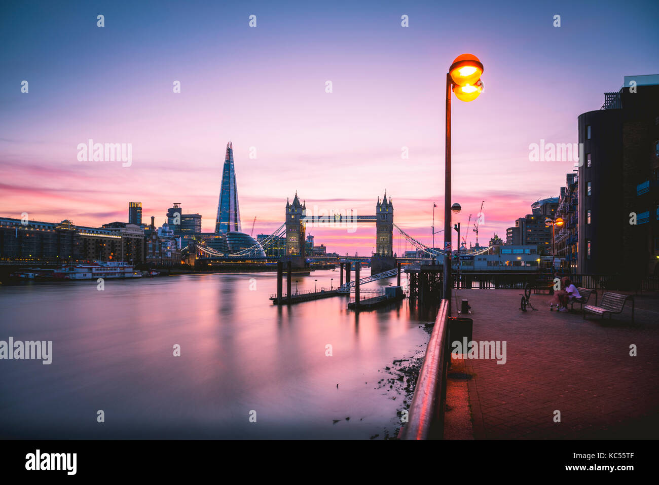 Themse, Themse, Tower Bridge, The Shard, Sonnenuntergang, Wasserspiegelung, Southwark, St Katharine's & Wapping, Londra, Inghilterra Foto Stock