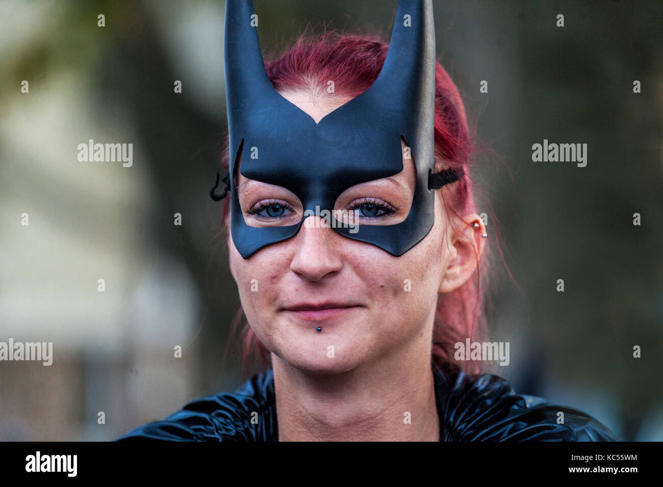 Donna in Catwoman Mask Foto Stock