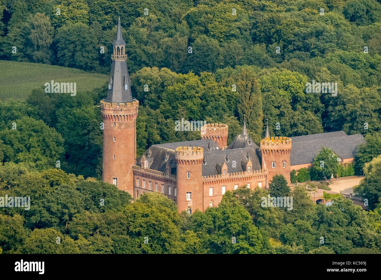 Museo del castello di Moyland, castello con fossato, edificio neogotico, parco del castello, Bedburg-Hau, basso Reno, Renania settentrionale-Vestfalia Foto Stock