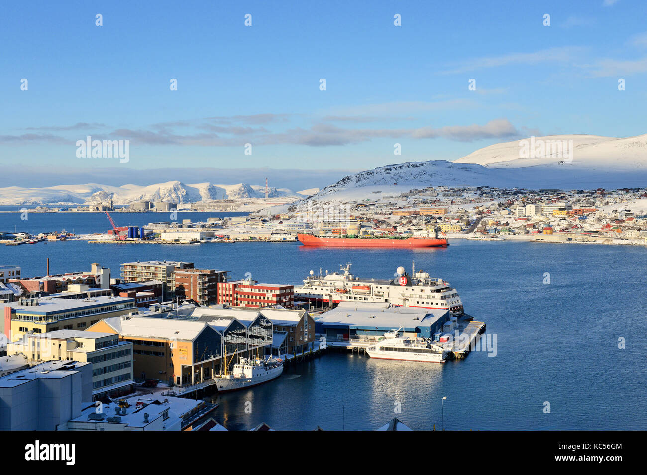 Ampia baia con città e hurtigruten dock, Hammerfest, finnmark, Norvegia Foto Stock