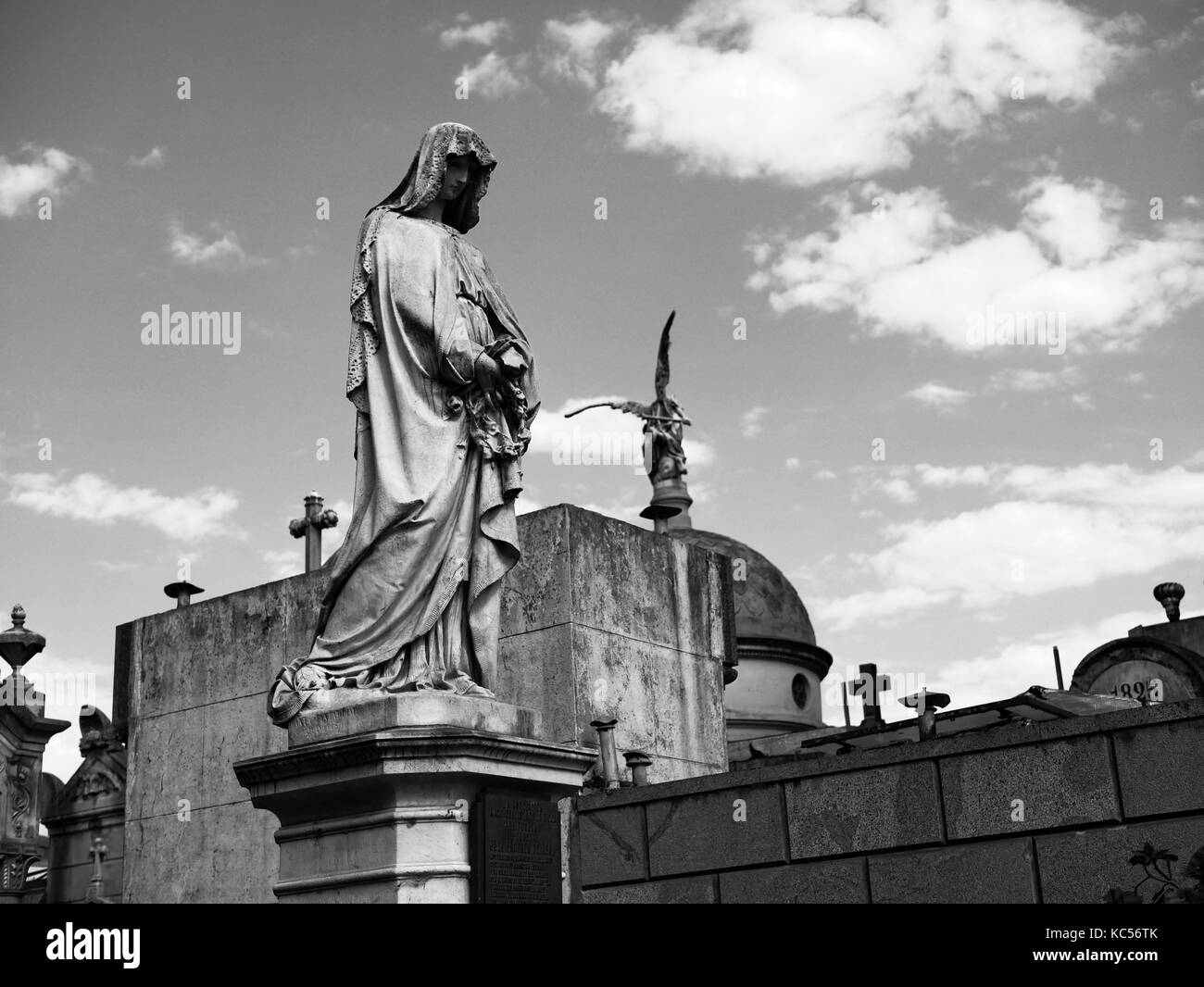 Statua di cattolica presso la Recoleta cimitero, Buenos Aires, Argentina Foto Stock