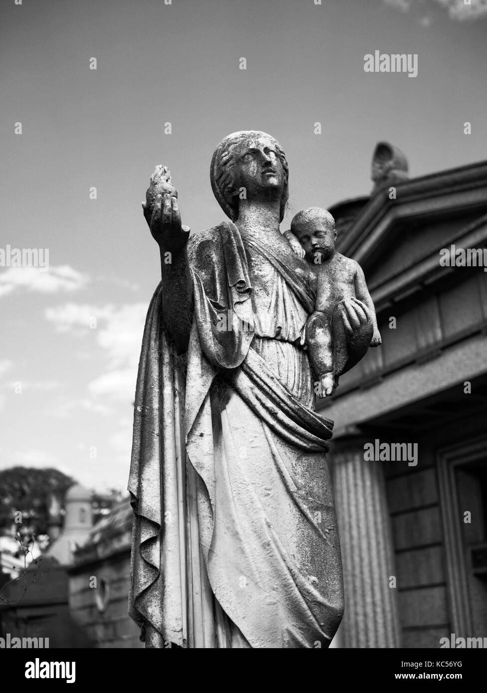 Statua di cattolica donna e bambino, la Recoleta cimitero, Buenos Aires, Argentina Foto Stock