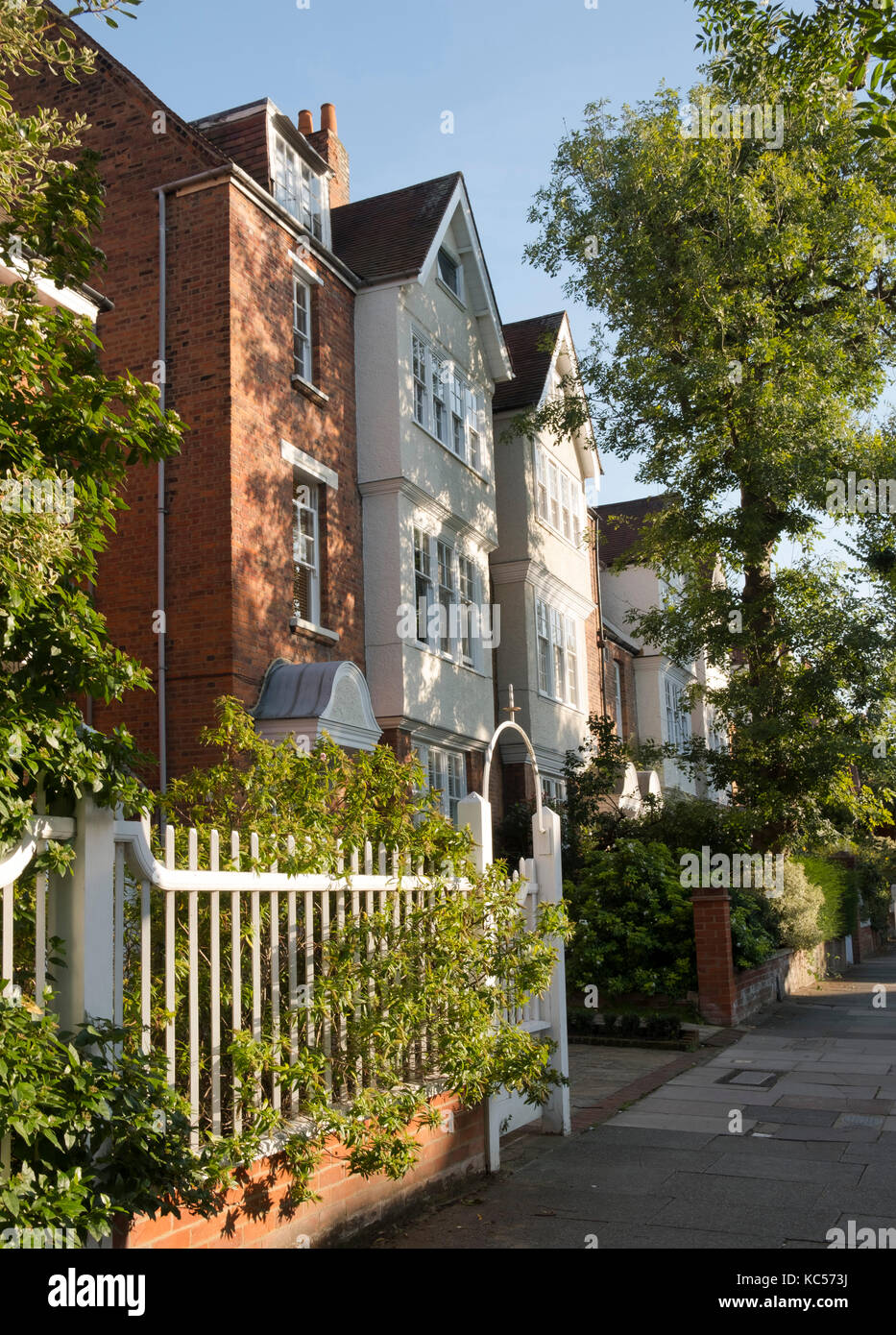 Una vista di arti & mestieri case in stile Woodstock su strada in Bedford Park, Chiswick, London, Regno Unito Foto Stock