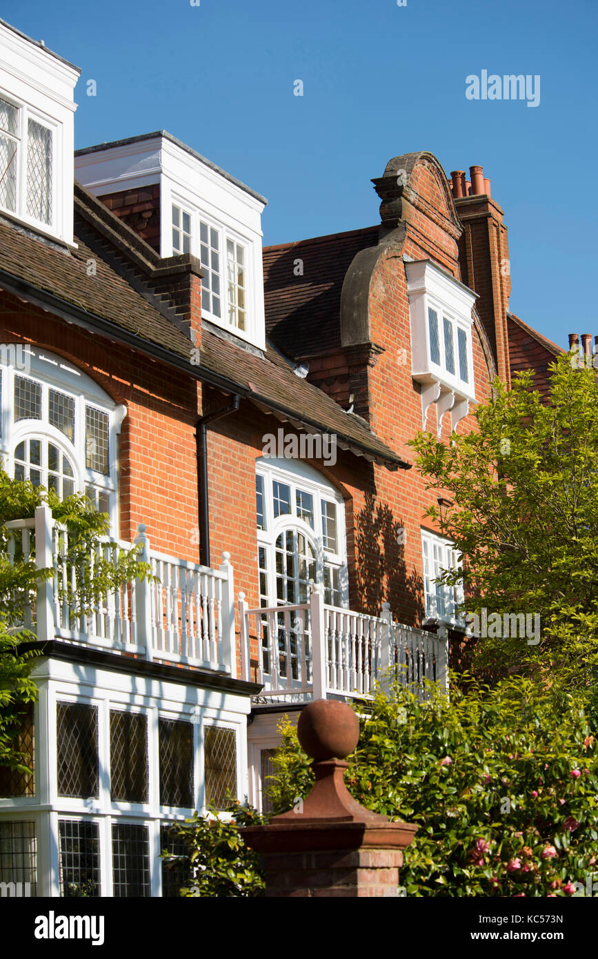 Ornato di arti e mestieri e finestre di stile e balconi su case ai numeri 6 e 8 il frutteto a Bedford Park, Chiswick, London, Regno Unito Foto Stock