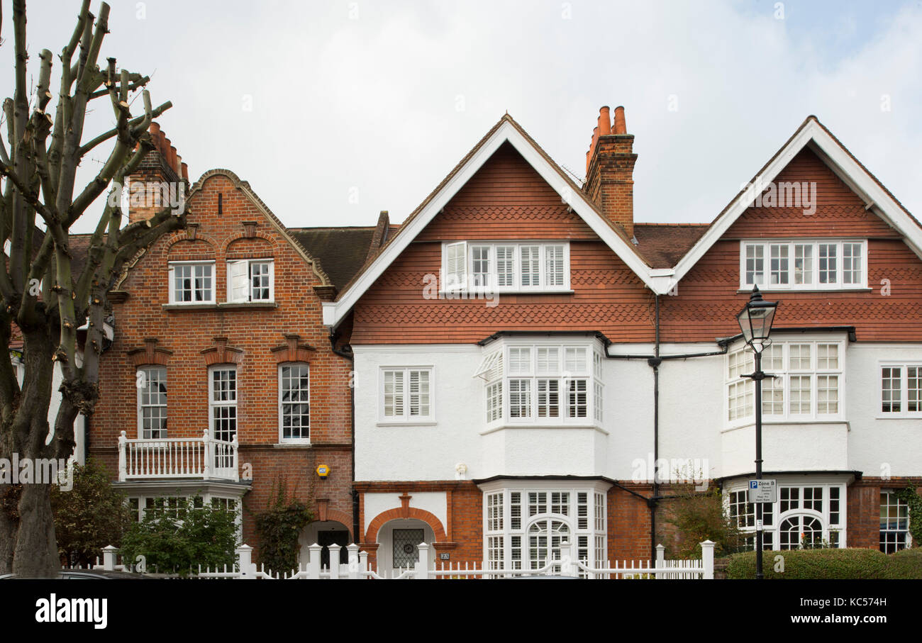 Una fila di case a schiera, progettato dall'architetto e j può in Queen Anne's grove, Bedford Park, Chiswick, London, Regno Unito Foto Stock