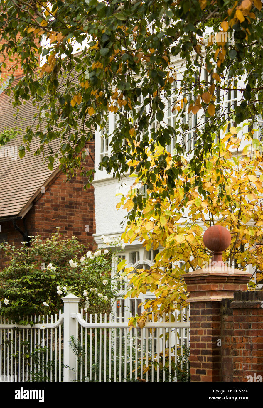 Colore di autunno nella parte anteriore del case sulla strada di blenheim in Bedford Park, Chiswick, London, Regno Unito Foto Stock