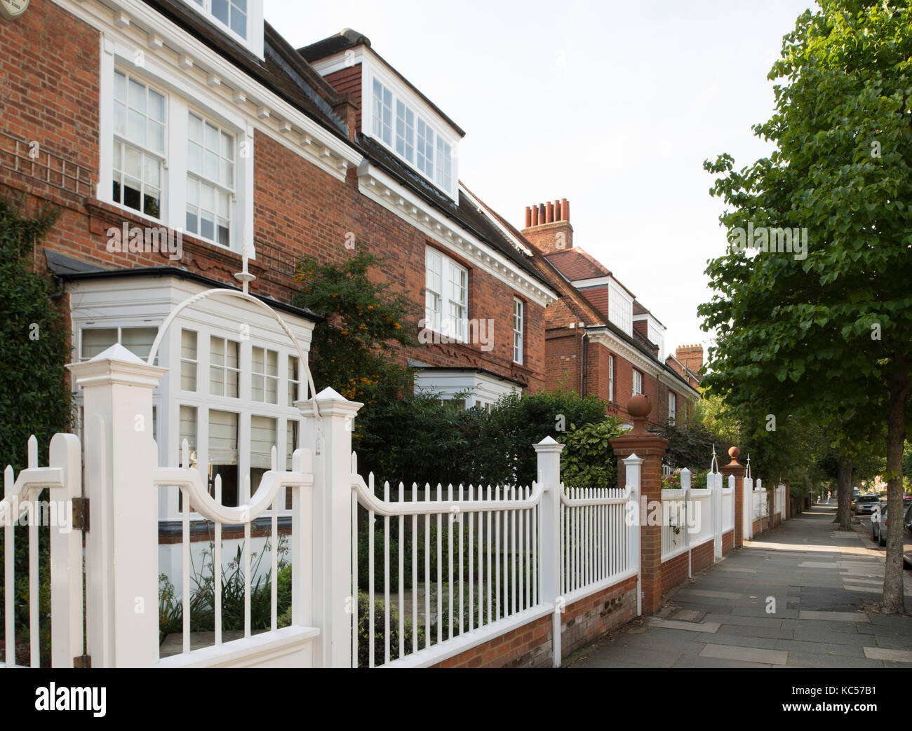 Una vista della palizzata recinzioni e Arti & mestieri case di stile su woodstock Road, Bedford, Chiswick, London, Regno Unito Foto Stock
