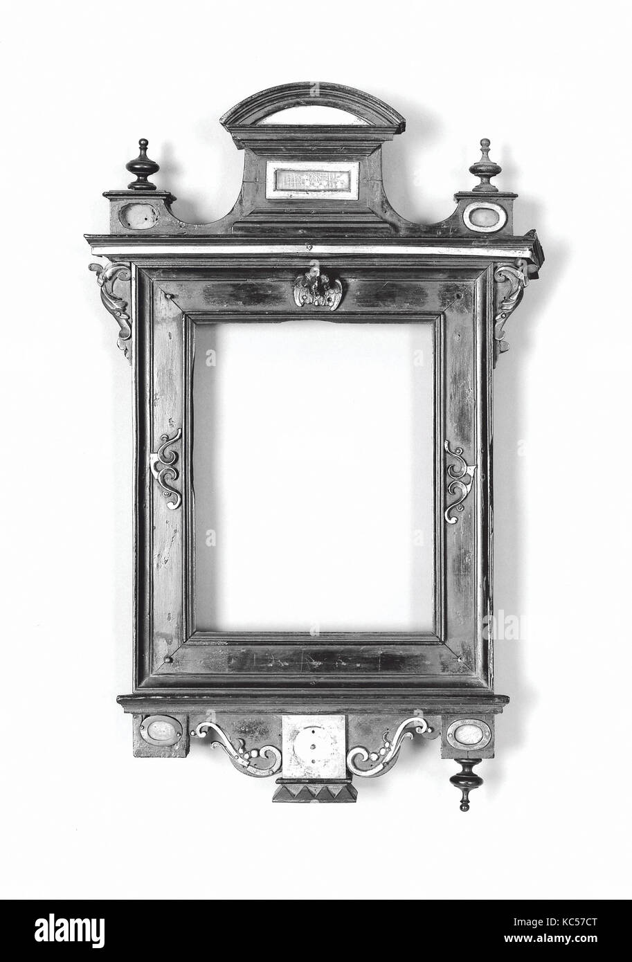 Reliquiario con tabernacolo frame, 1605-10, austriaca, Salzburg (?), pioppo semi-lappata telaio posteriore con applicata impiallacciato ebano Foto Stock
