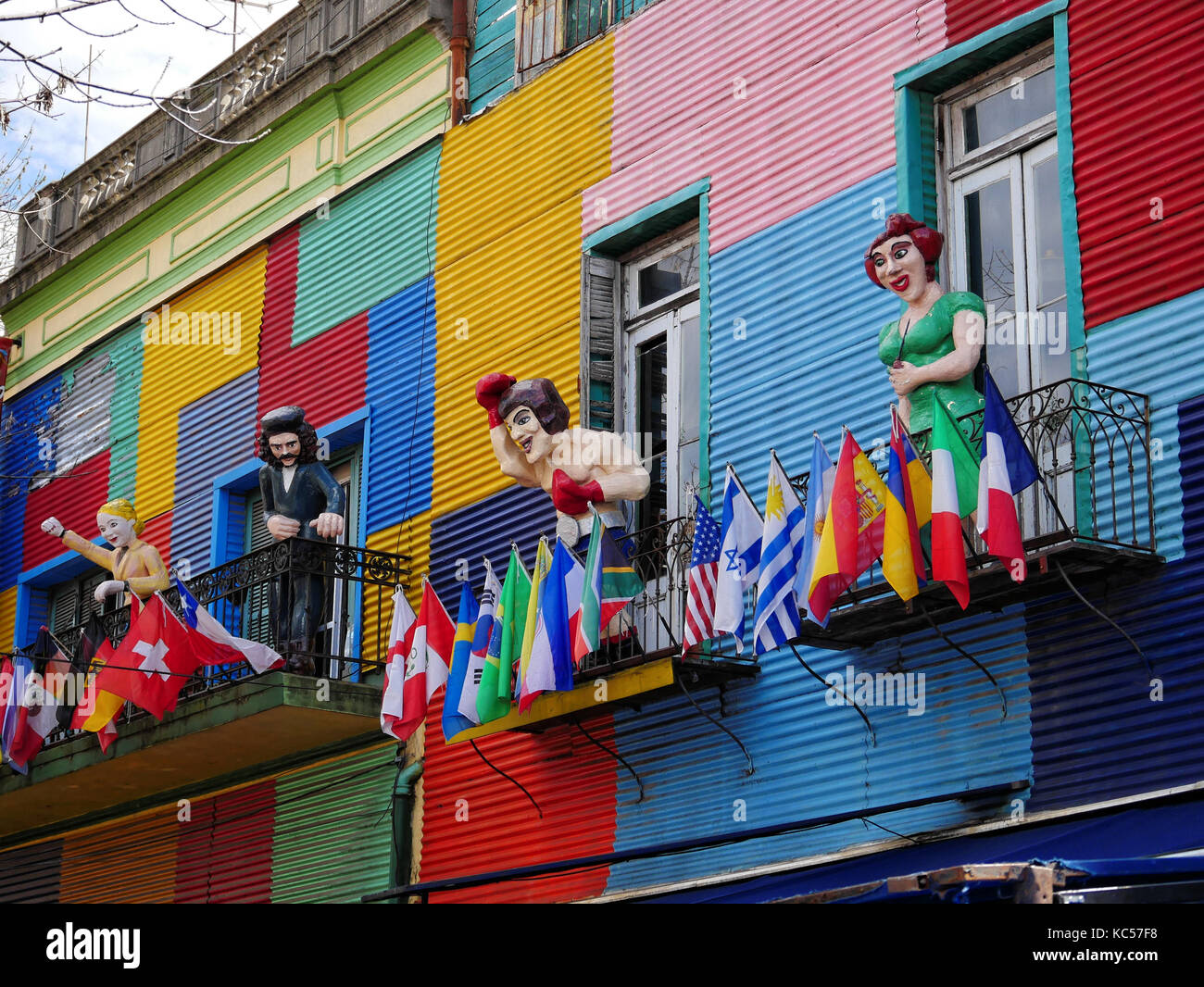 Famose figure sul balcone, Caminito La Boca, Buenos Aires, Argentina Foto Stock