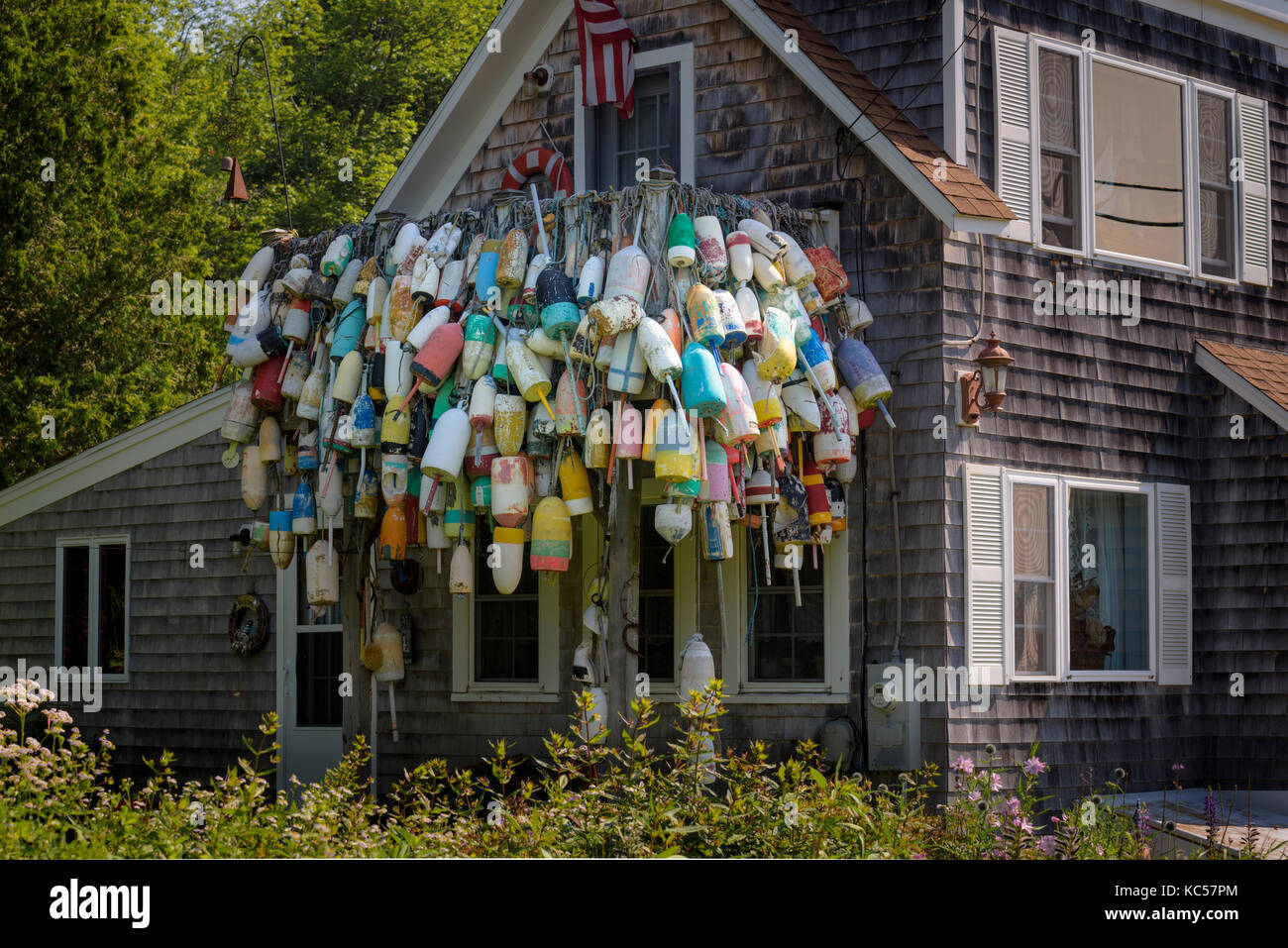 Vecchia aragosta bouys appendere su una casa in testa di abete, Maine. Foto Stock