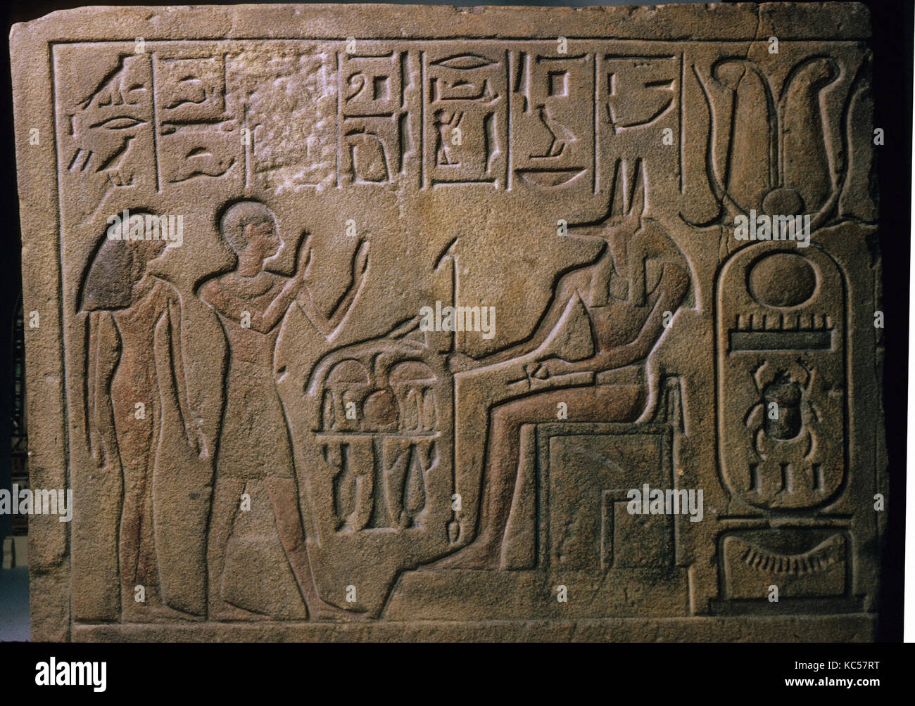 Stela di Siamun e Taruy adorando Anubis, ca. 1400-1390 A.C. Foto Stock