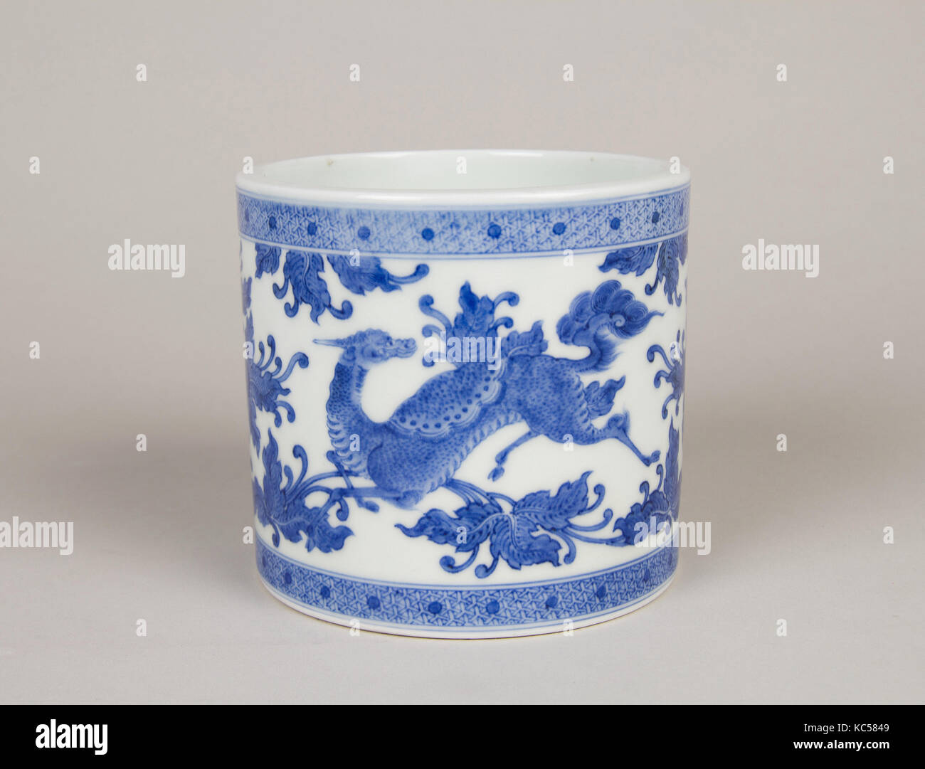 Firepot con Kirin (mitica Chimera) tra fiori, 染付麒麟文火鉢, periodo Edo (1615-1868), XVIII secolo, Giappone, porcellana con Foto Stock