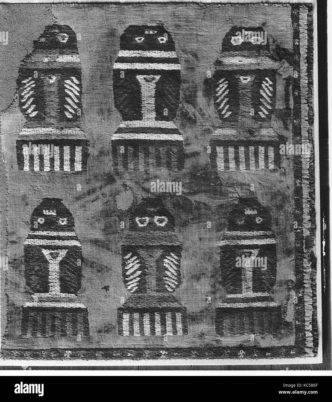 Frammento di mantello, 12th-XV secolo, Perù, Chimú, cotone, camelid capelli, complessivo: 24 1/4 x 27 1/2 in. (61,6 x 69,85 cm), tessile Foto Stock Frammento di mantello, 12th-XV secolo, Perù, Chimú, cotone, camelid capelli, complessivo: 24 1/4 x 27 1/2 in. (61,6 x 69,85 cm), tessile Foto Stock