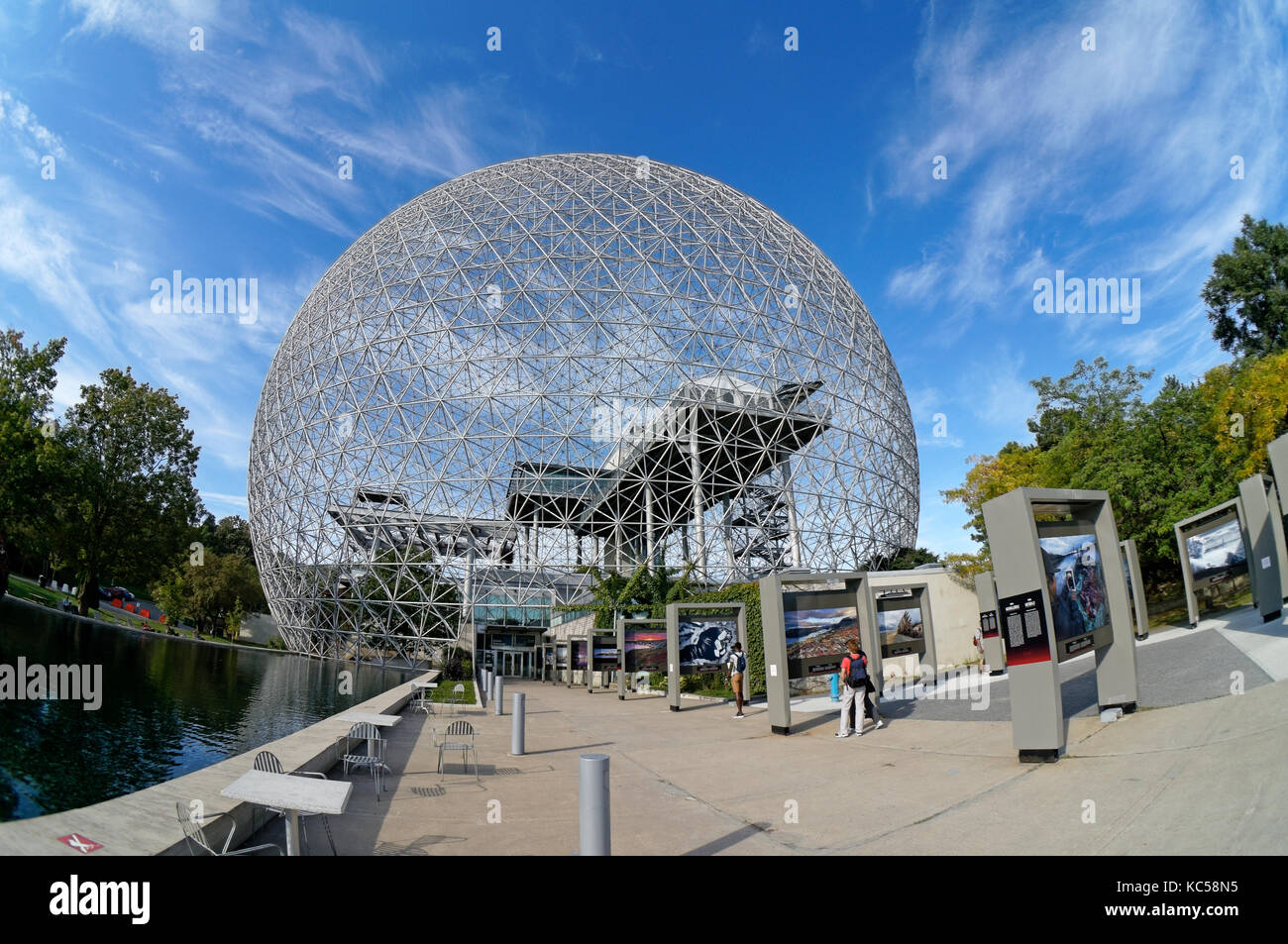 I turisti al di fuori della riserva della biosfera di Montreal nel Parc Jean Drapeau, Ile Sainte-Helene, Montreal, Quebec, Canada Foto Stock