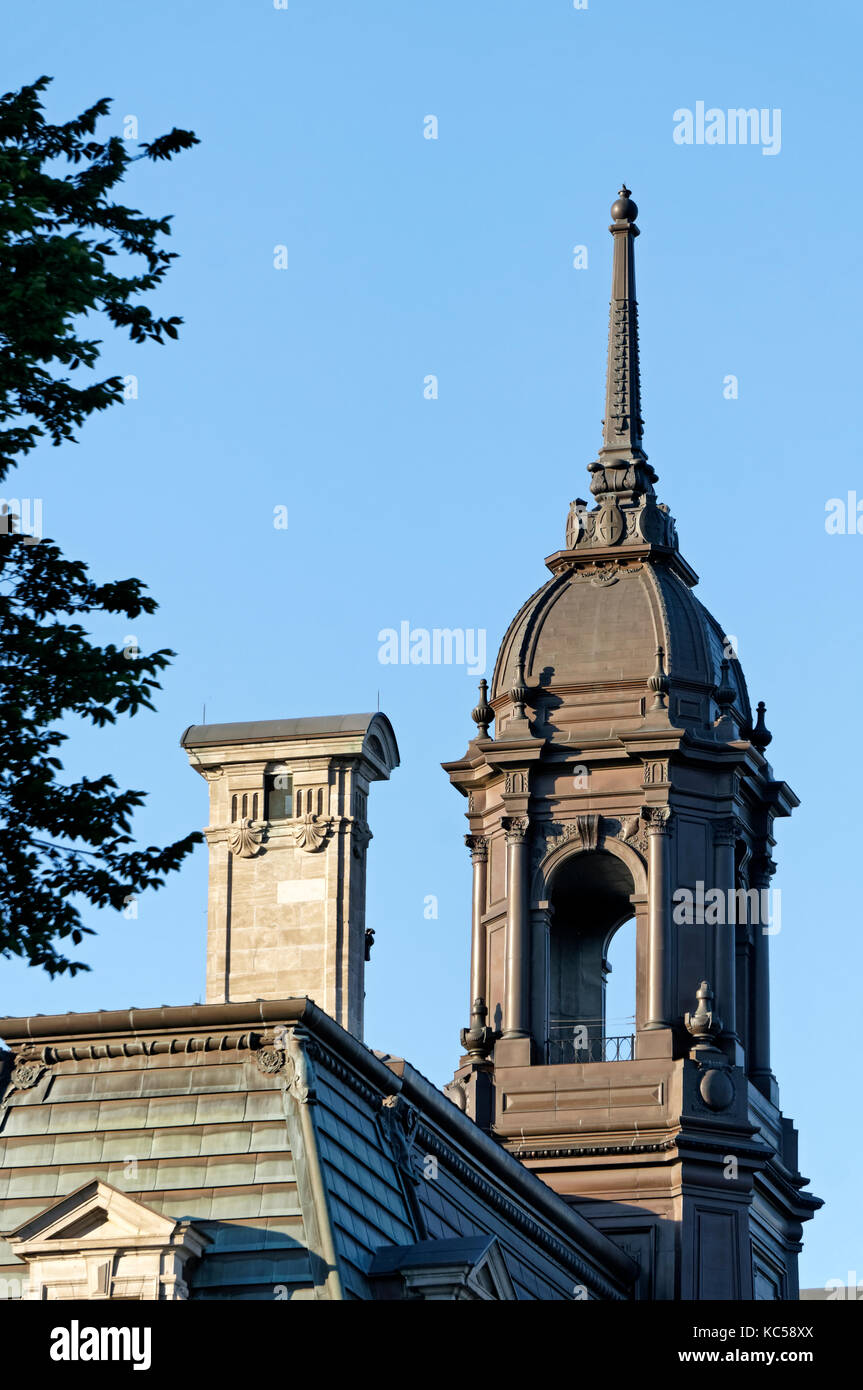 Close-up del tetto ornato e Torre di Montreal City Hall o Hotel de Ville de Montreal in nella vecchia Montreal, Quebec, Canada Foto Stock