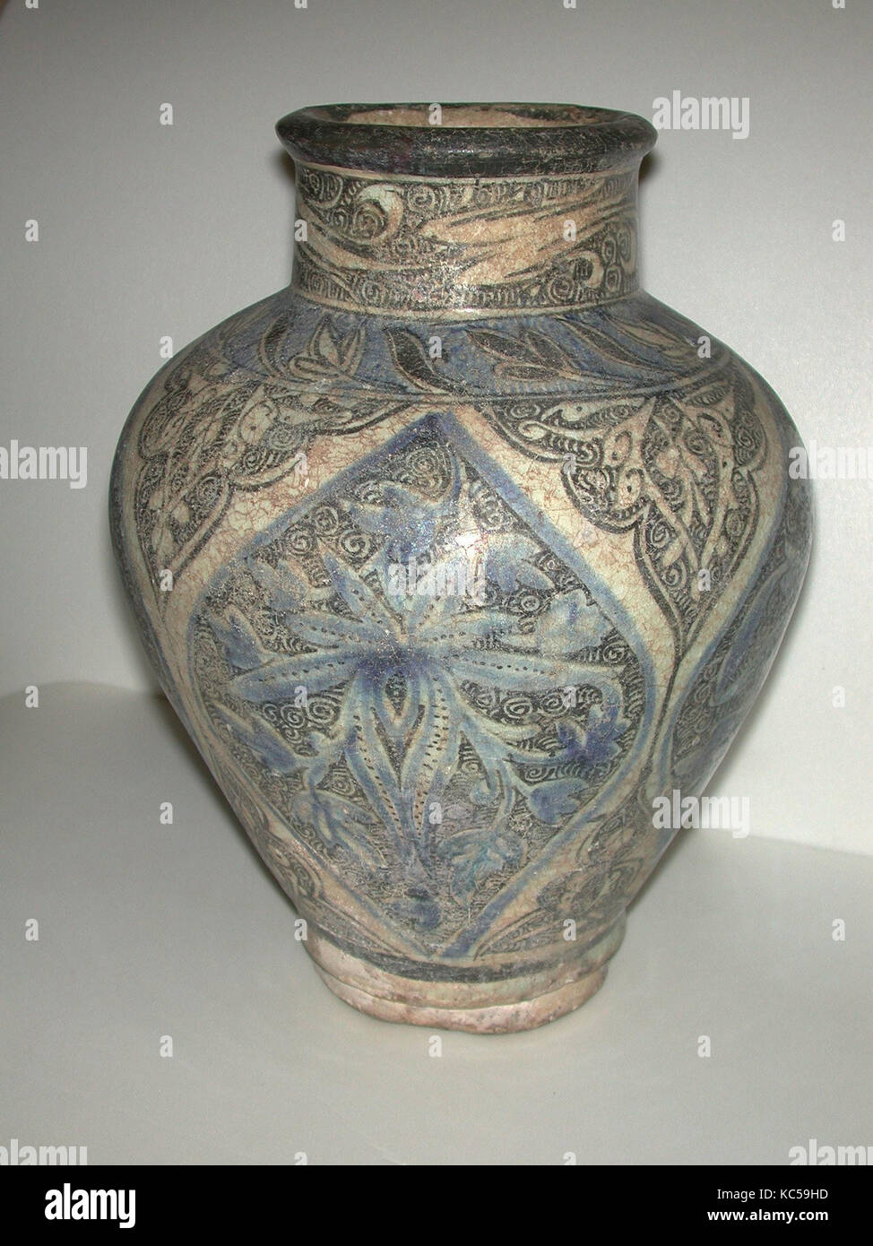 Storage Jar, del secolo XIV, realizzati in Siria, Stonepaste; policromo dipinto in smalto trasparente, diam. 8 3/4 in. (22,2 cm Foto Stock