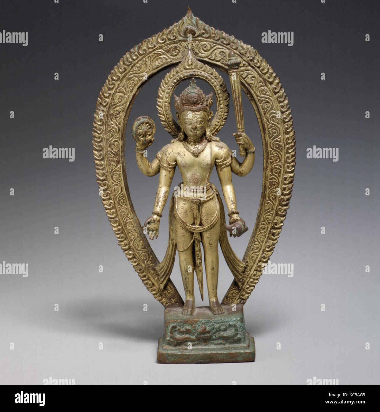 Vishnu, periodo Thakuri, 10th-XI secolo, Nepal (valle di Kathmandu), dorate-in lega di rame, H. 8 1/2 in. (21,6 cm); W. 5. (12,7 Foto Stock