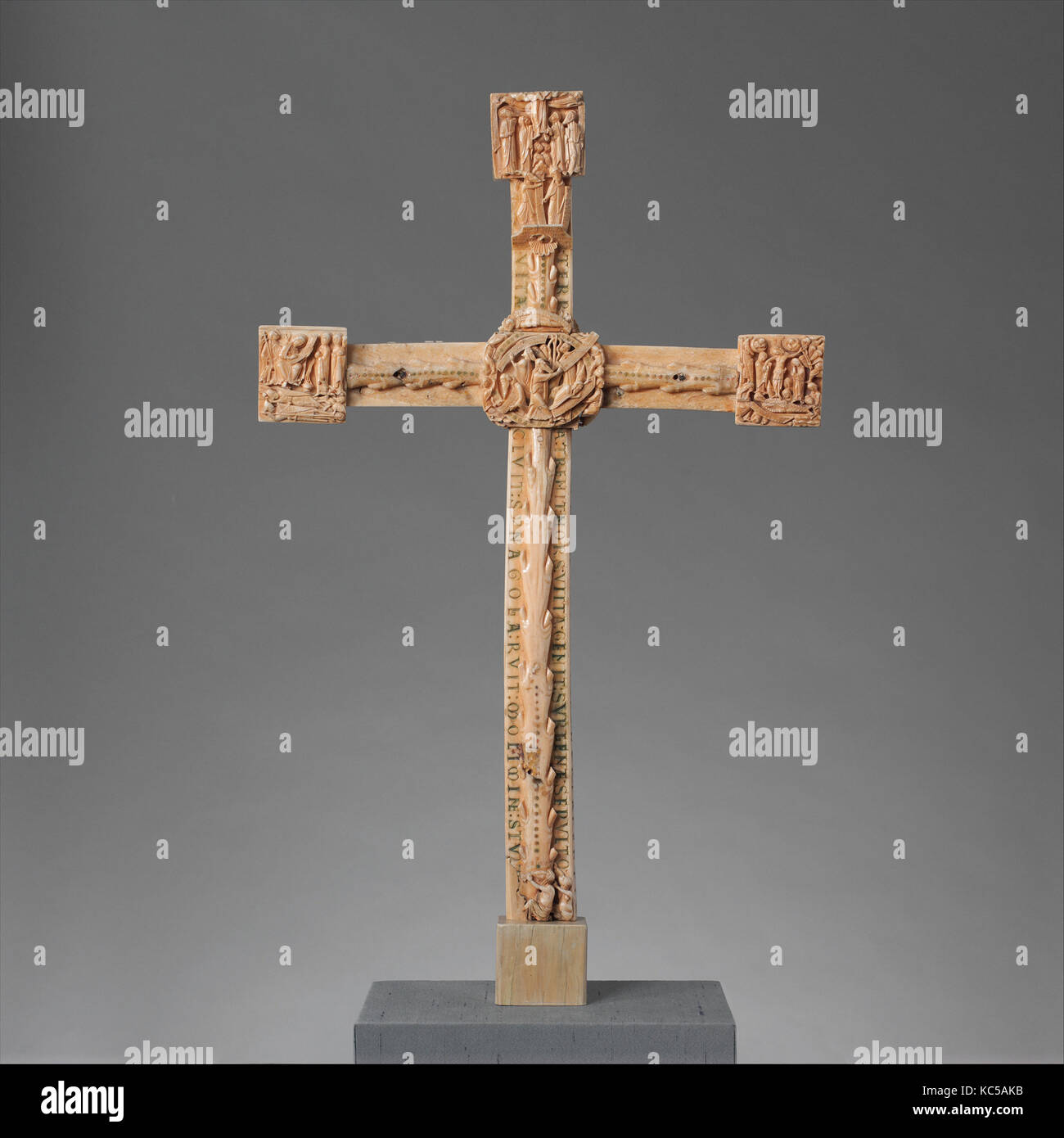 I Chiostri Cross, ca. 1150-60, britannica, avorio di tricheco, complessivo: 22 5/8 x 14 1/4a. (57,5 x 36.2cm), avori, uno dei Foto Stock