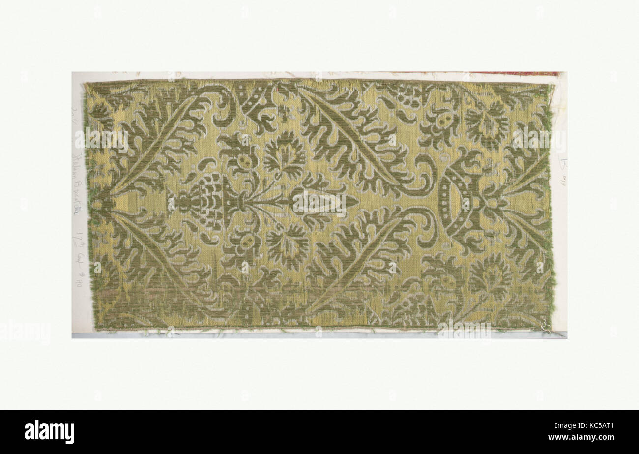 Un frammento, del XVII secolo, Italiano, complessivo: 20 1/2 x 10 7/8 in. (52,1 x 27,6 cm), Textiles-Woven Foto Stock
