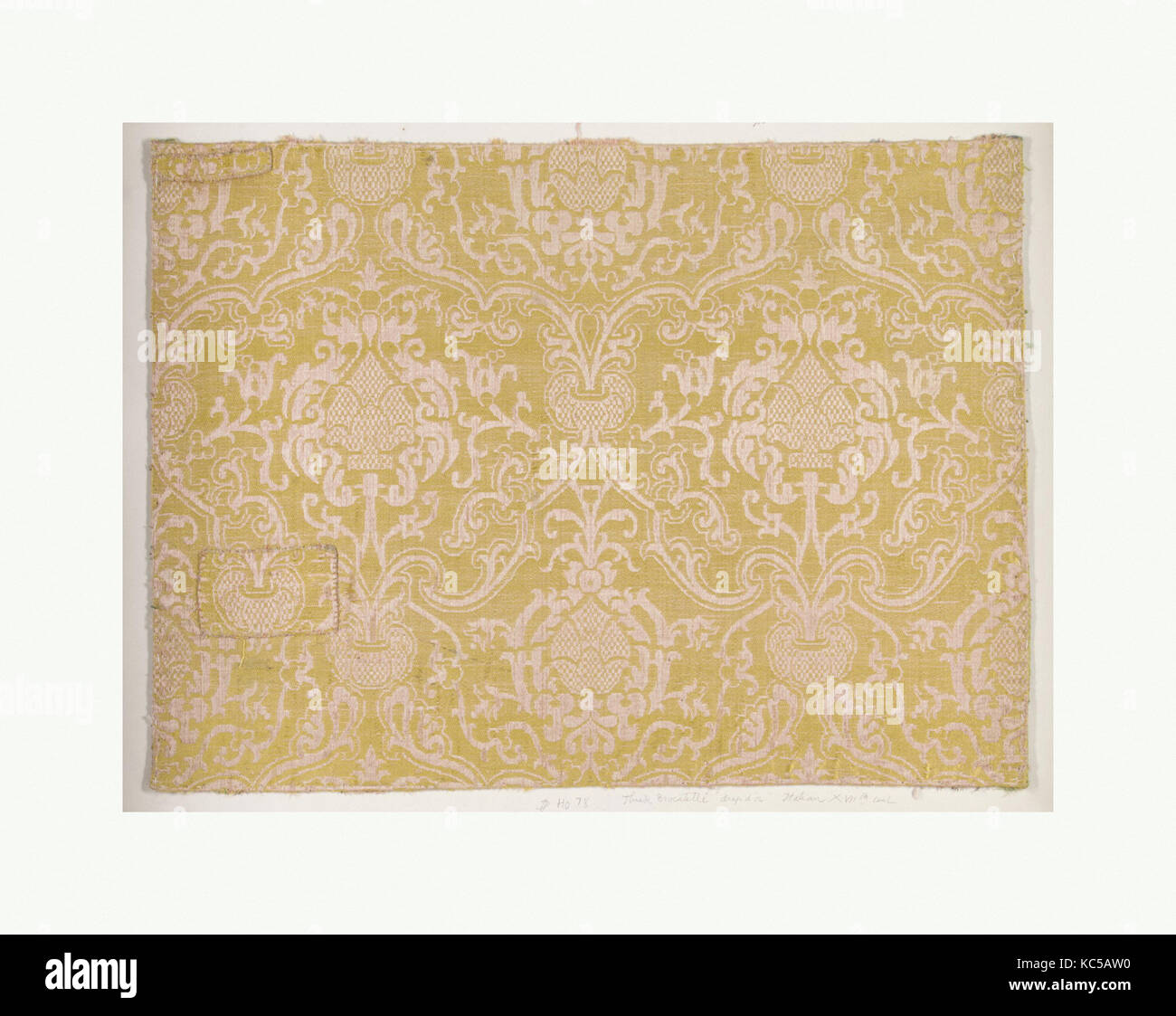 Un frammento, del XVII secolo, Italiano, seta, complessivo: 16 3/4 x 22 3/8 in. (42,5 x 56,8 cm), Textiles-Woven Foto Stock