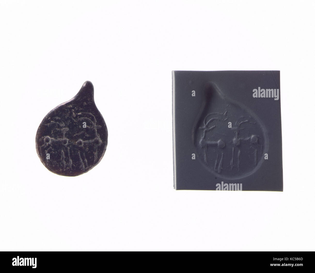 A forma di goccia con linguette () sigillo pendente e impronta moderna: quadrupedi, ca. 4500-3500 A.C. Foto Stock A forma di goccia con linguette () sigillo pendente e impronta moderna: quadrupedi, ca. 4500-3500 A.C. Foto Stock