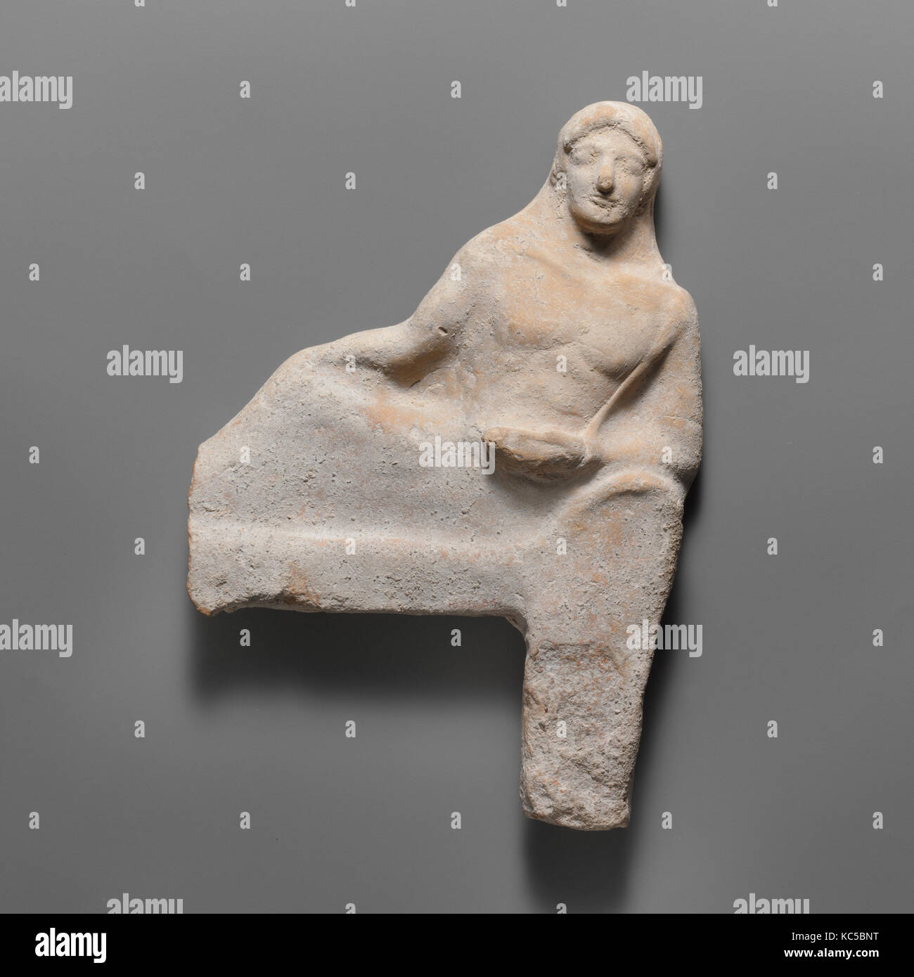 Frammentaria rilievo in terracotta di una figura distesa, fine 6th-inizio del V secolo A.C. Foto Stock