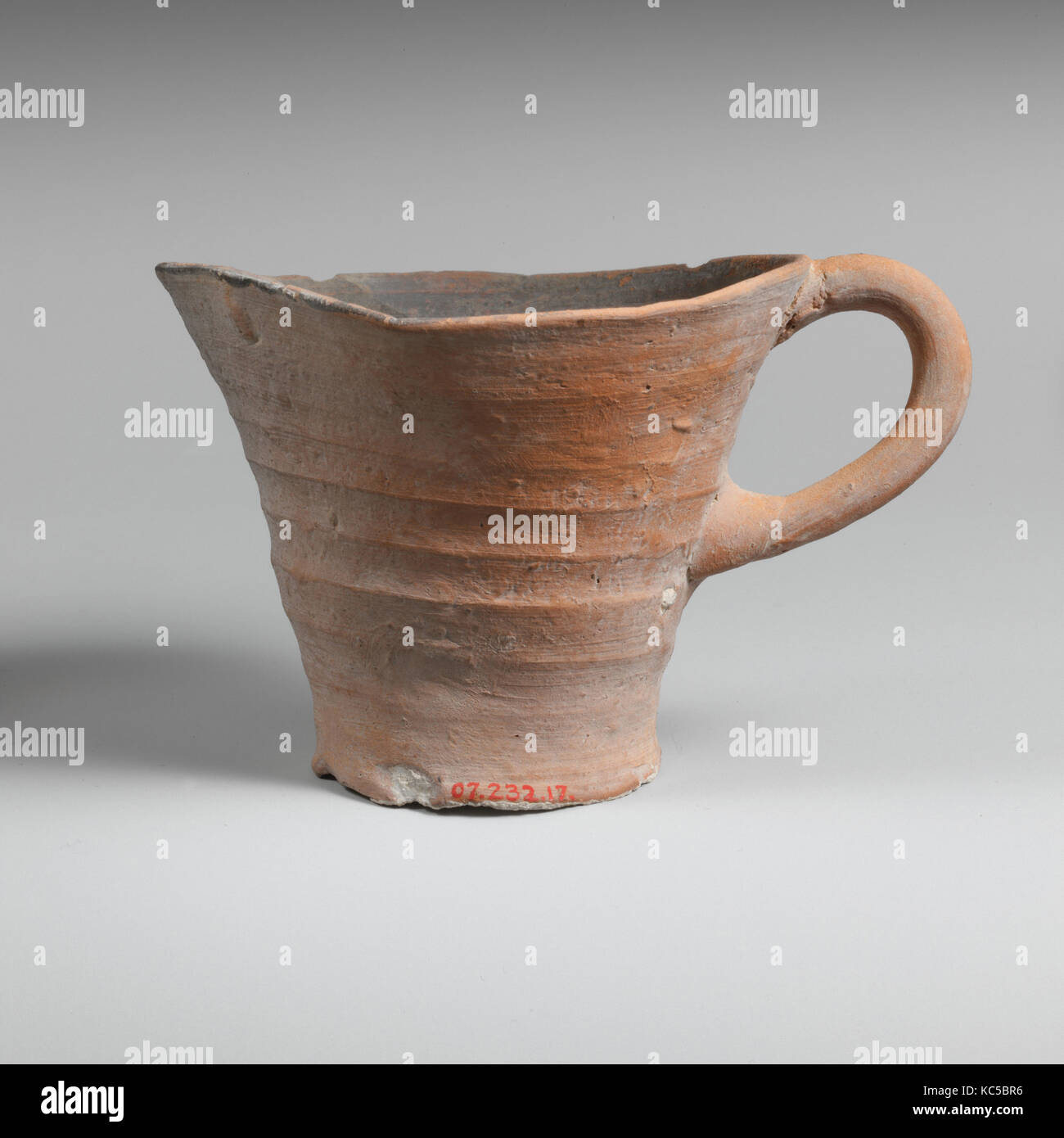 Uno di terracotta-gestite cup, Middle Minoan IIIA-B, ca. 1750-1600 A.C., Minoan, terracotta; ammenda scivolato e dipinte ware, H. 2 11 Foto Stock