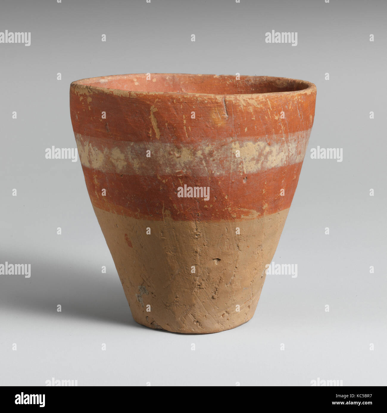 In Terracotta, tumbler medio Minoan IA, ca. 2100-1950 A.C., Minoan, terracotta, H. 3. (7,6 cm.), vasi e bicchieri sono i Foto Stock
