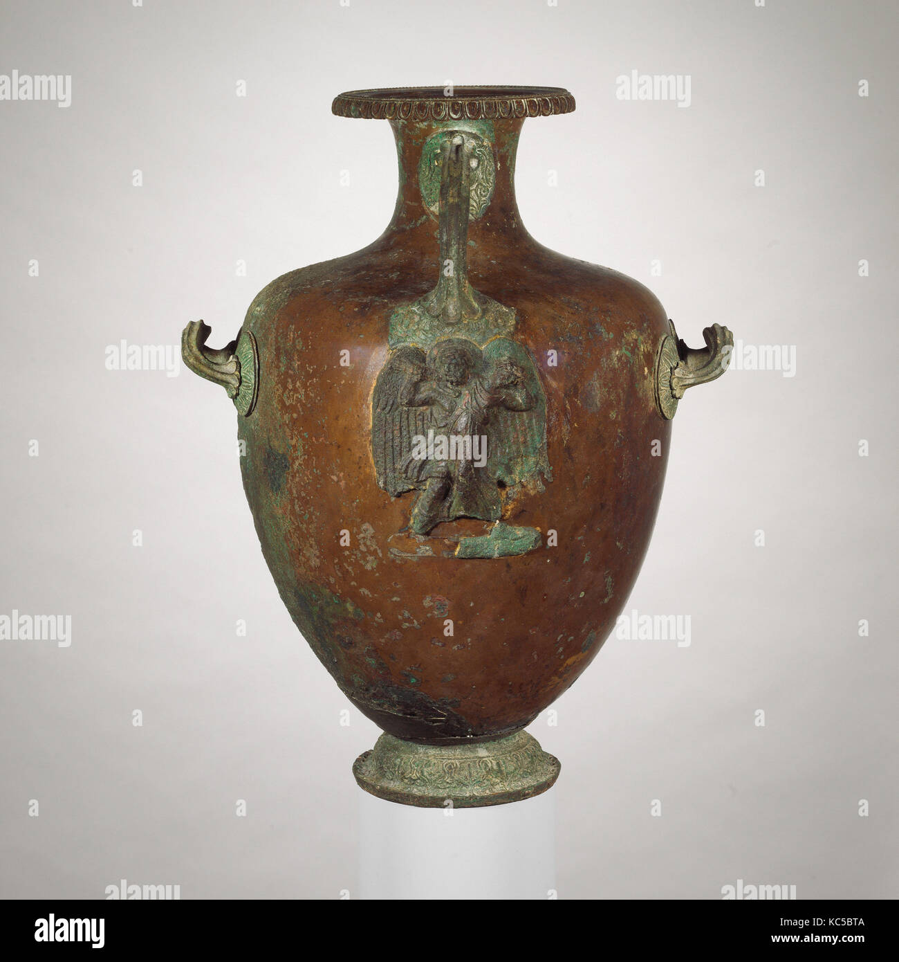Hydria di bronzo (acqua) jar, tardo classico, ca. 375-350 A.C., greco, bronzo, argento, H. 19 1/16 in. (48,4 cm), bronzi Foto Stock