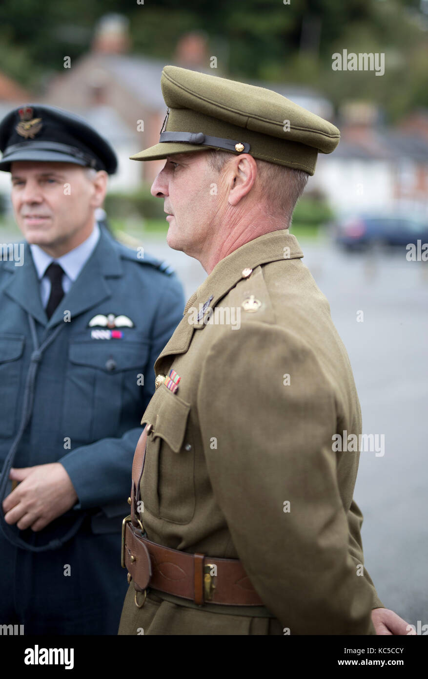 Uomo con l'uniforme vintage dell'esercito britannico degli anni '1940 durante il fine settimana degli anni '40, Welshpool, Galles Foto Stock