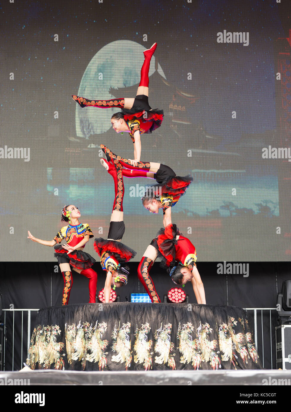 Mostra di contorsioni cinesi al China Festival 2017 di Colonia, Germania. Foto Stock
