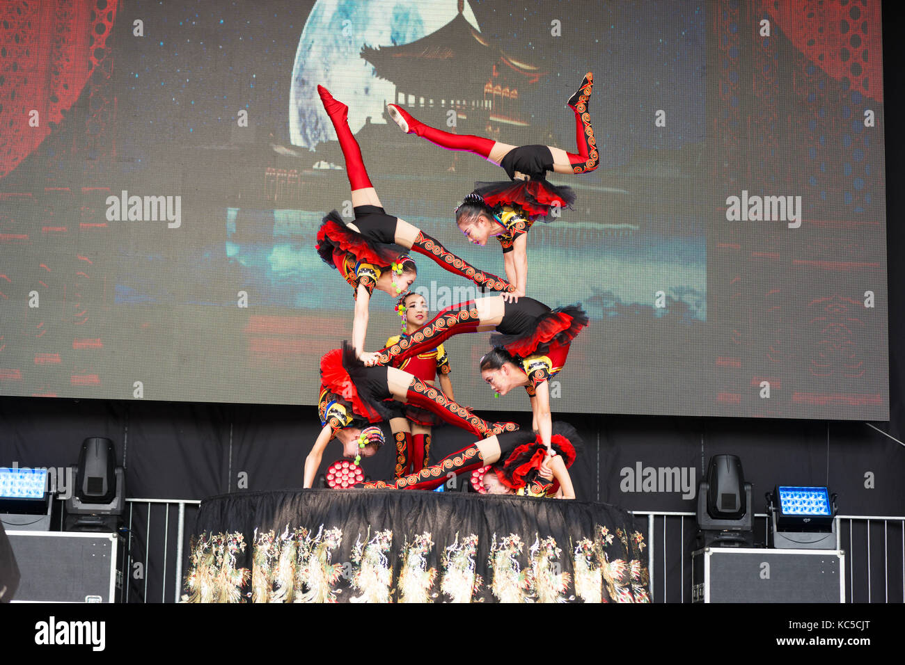 Mostra di contorsioni cinesi al China Festival 2017 di Colonia, Germania. Foto Stock