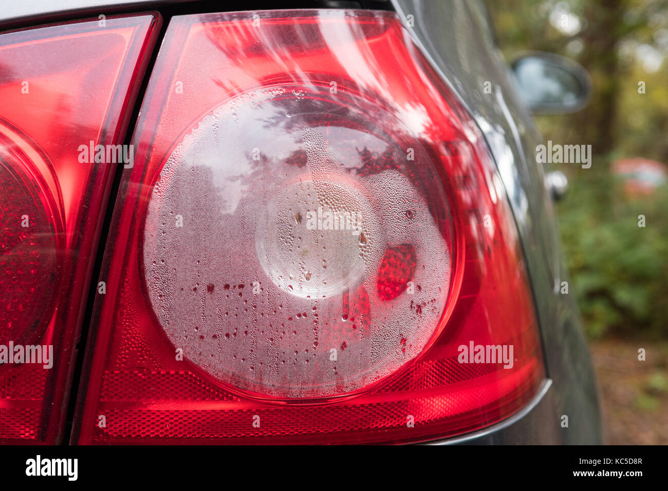 La formazione di condensa all'interno dell'auto, luce posteriore Foto Stock