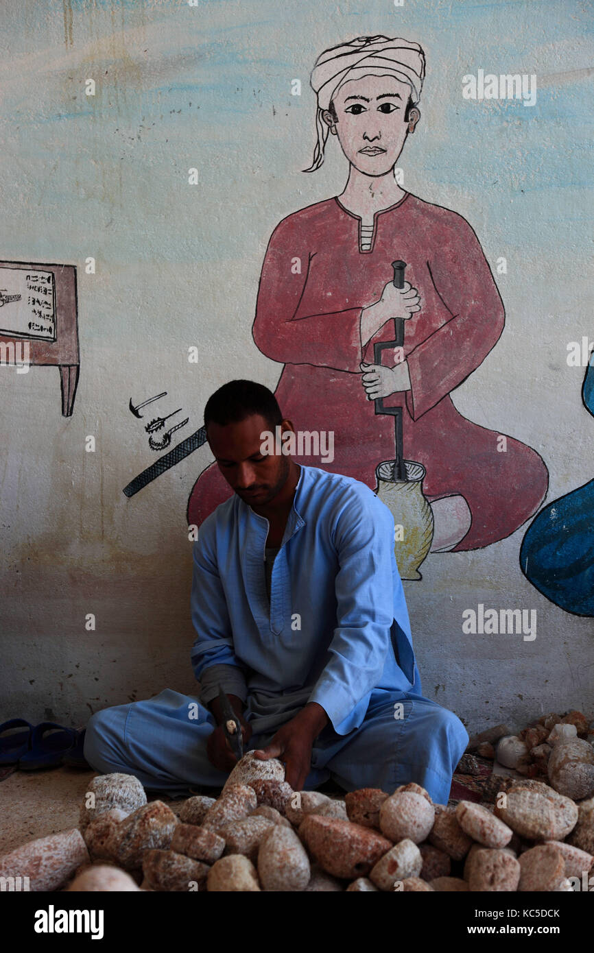 Gli uomini, i lavoratori in una fabbrica di alabastro di Luxor, Africa, Egitto, Foto Stock
