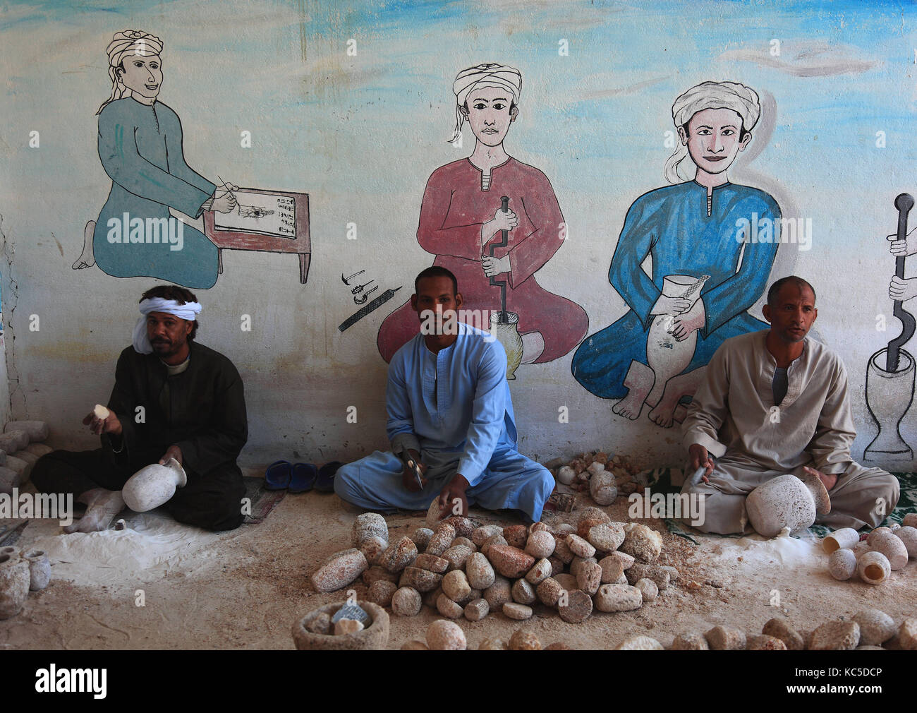 Gli uomini, i lavoratori in una fabbrica di alabastro di Luxor, Africa, Egitto, Foto Stock