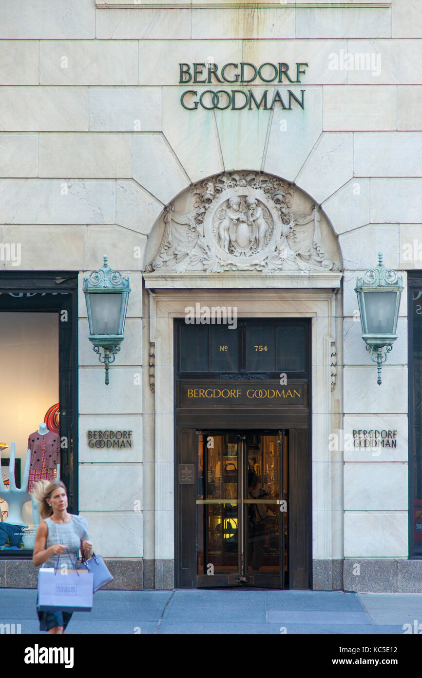 Shopping presso Bergdorf Goodman - uno dei famosi 'B' di shopping a Manhattan, New York City USA Foto Stock