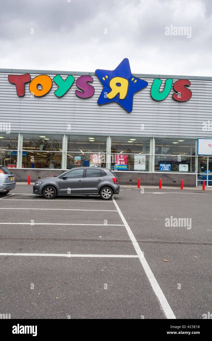 Toys R Us tori Bridge Industrial Estate store sulla strada Hayes, Hayes, UB2 5LN Foto Stock