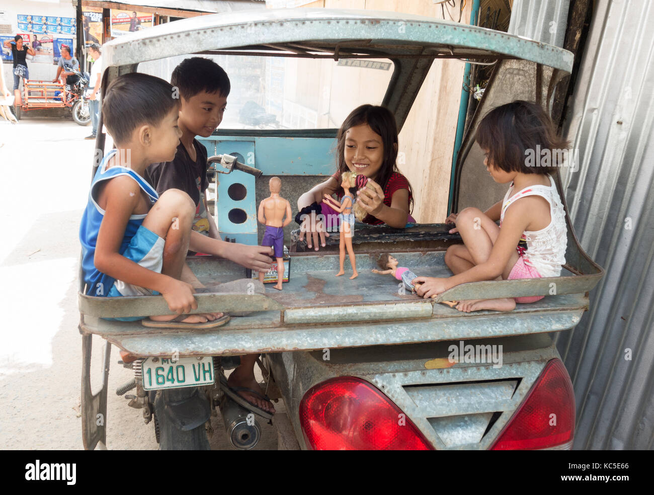 Filippine i bambini a giocare con le bambole nel retro di un taxi, Cebu city Cebu, Filippine Foto Stock