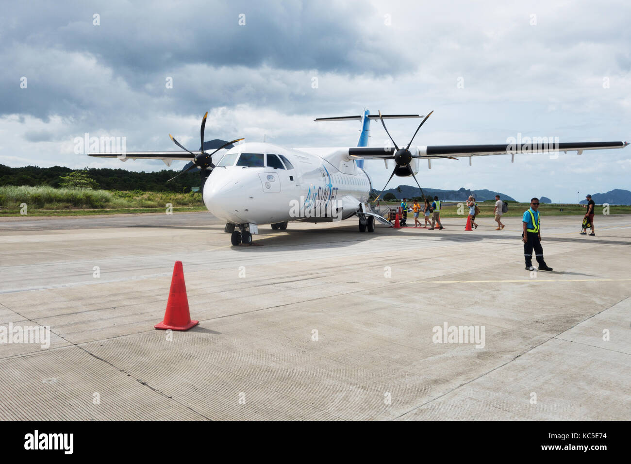 Un piano swiftair sul terreno a Cebu City airport, Cebu, Filippine asia Foto Stock