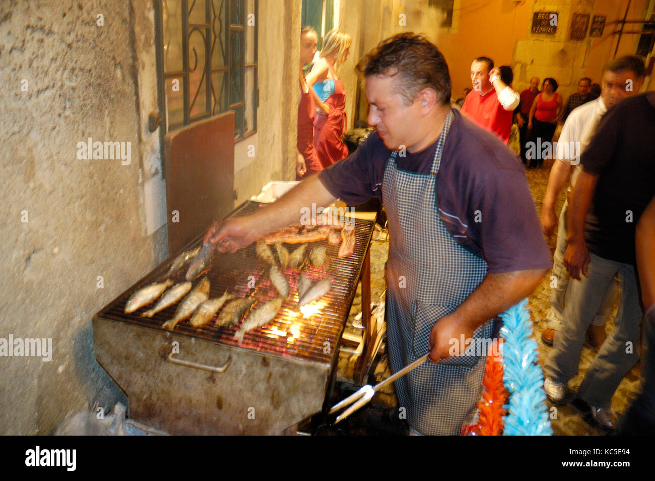 Sardine grigliate alle feste di Santo António nel quartiere di Alfama. Lisbona, Portogallo Foto Stock