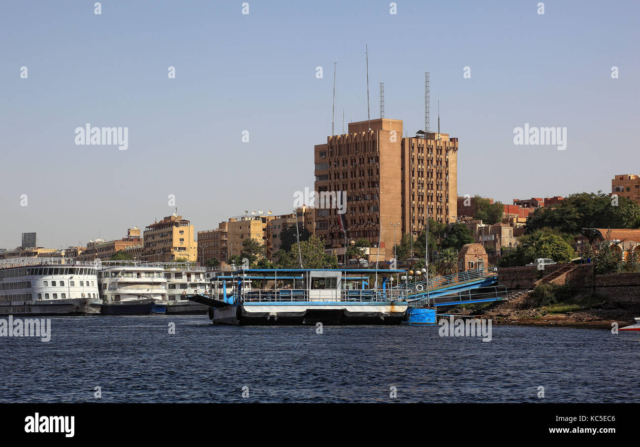 Aswan, navi sul Nilo presso il molo, Alto Egitto, Africa Foto Stock