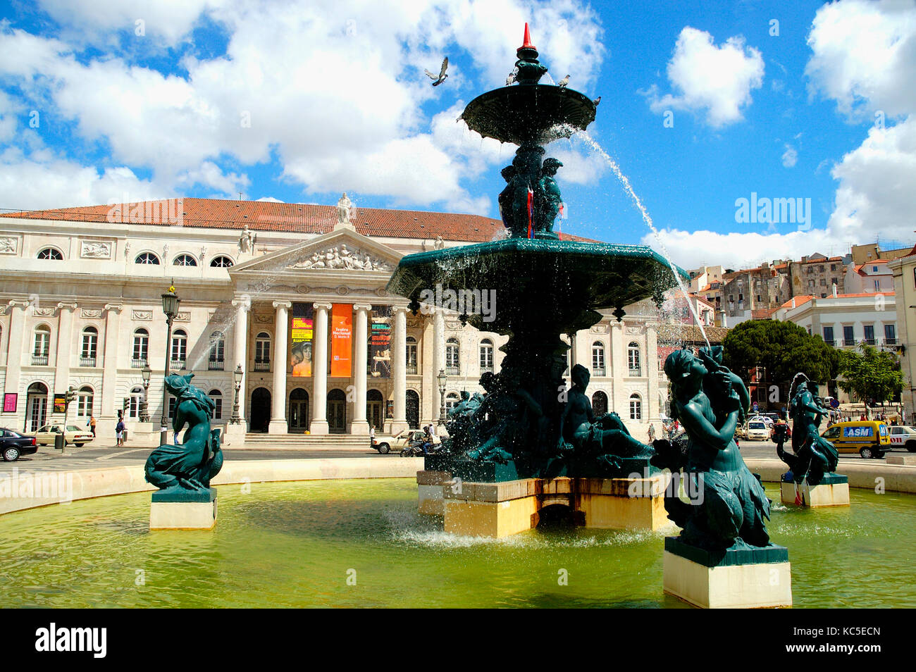 Fontana risalente al 1889, nel centro di La Praça Dom Pedro IV, con statue mitologiche.. Rossio Lisbona, Portogallo Foto Stock