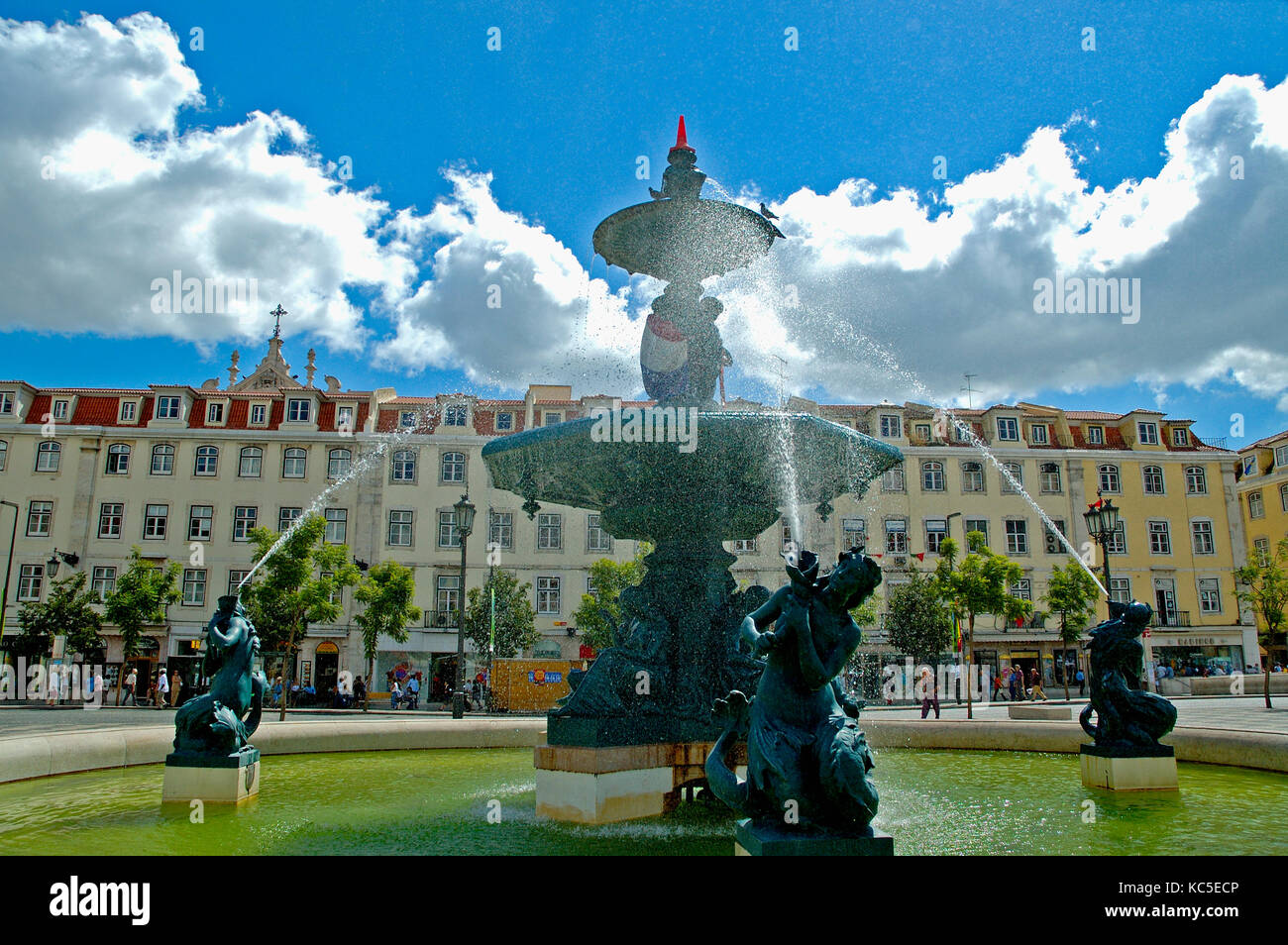 Fontana risalente al 1889, nel centro di La Praça Dom Pedro IV, con statue mitologiche.. Rossio Lisbona, Portogallo Foto Stock