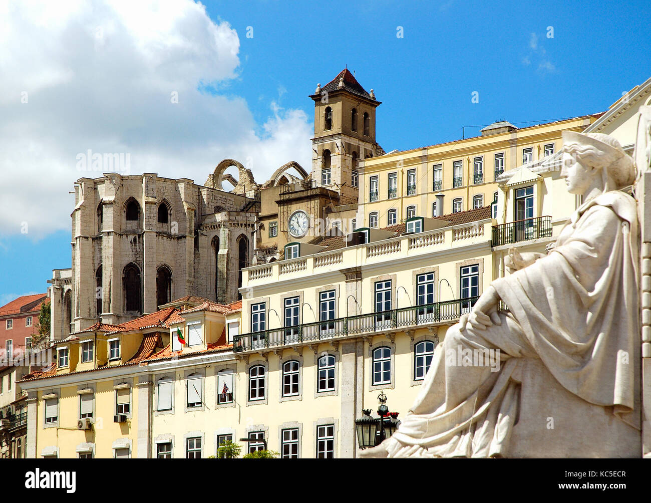 Carmo convento visto da Praça do Rossio. Lisbona, Portogallo Foto Stock