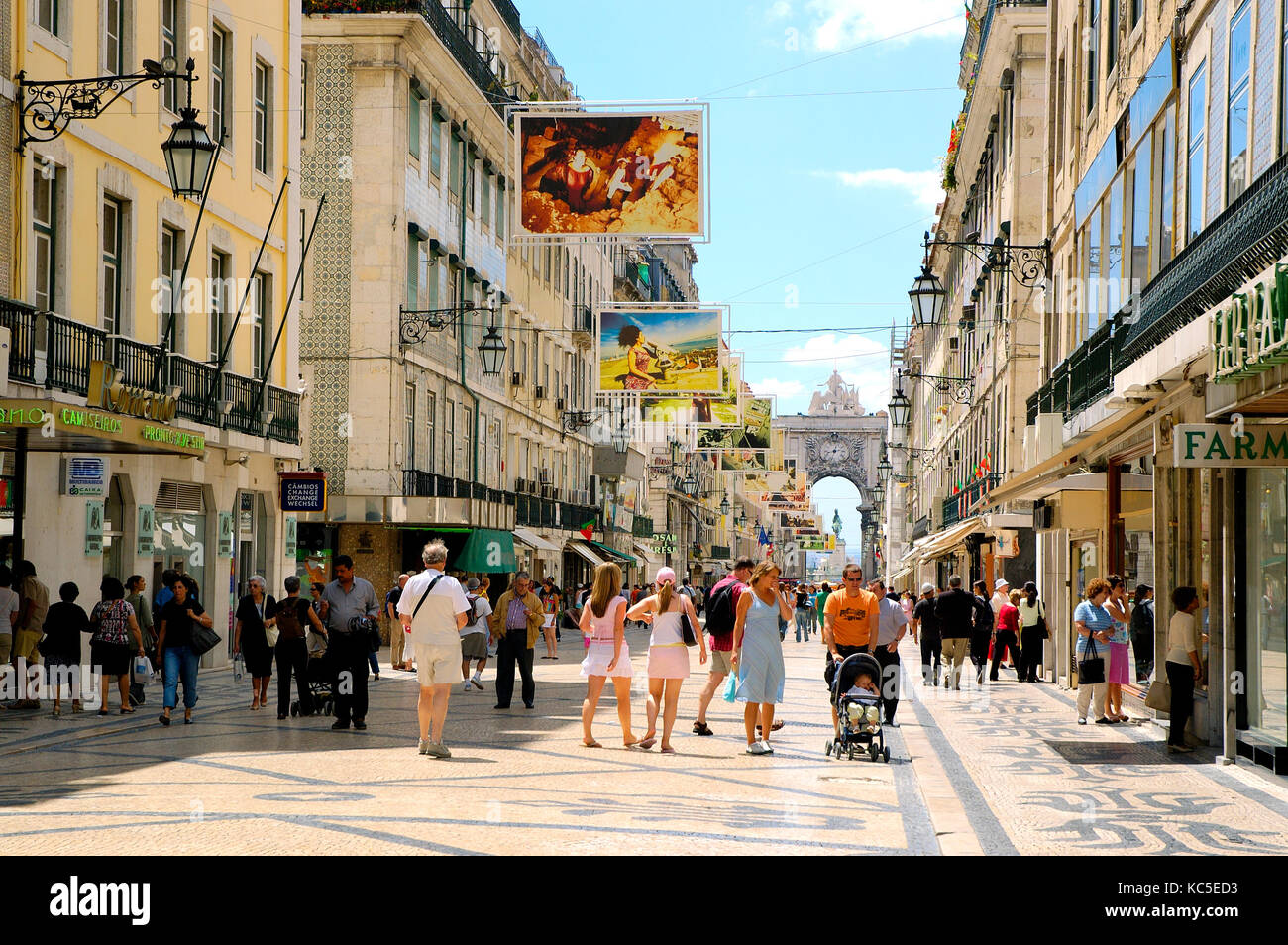 La Rua Augusta, la principale strada pedonale del centro storico e commerciale di Lisbona, Portogallo Foto Stock